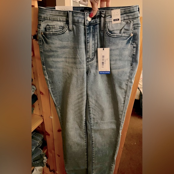 Judy Blue Denim - Women’s Judy blue relaxed fit skinny jeans. Size 5